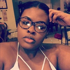 Meet your Posher, Alyxandria